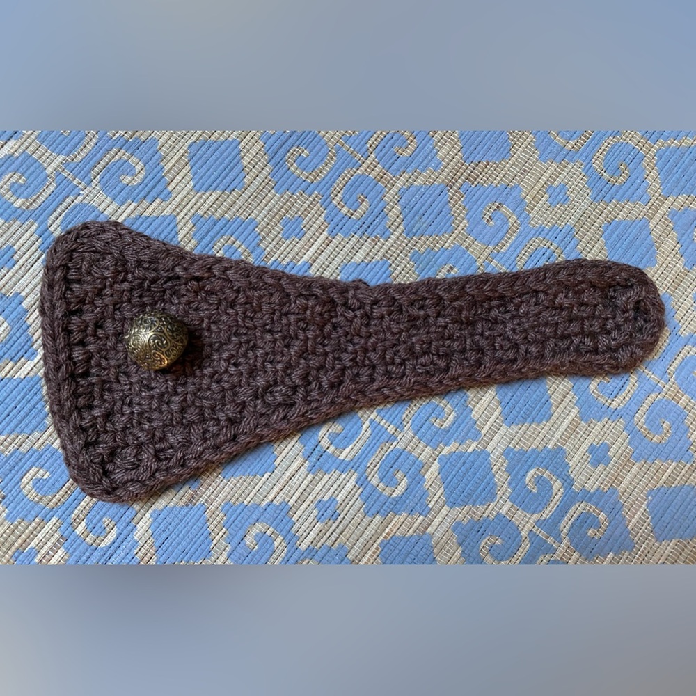 Hand knit wool Bracelet Cuff with Vintage Bras button.
8 inches long